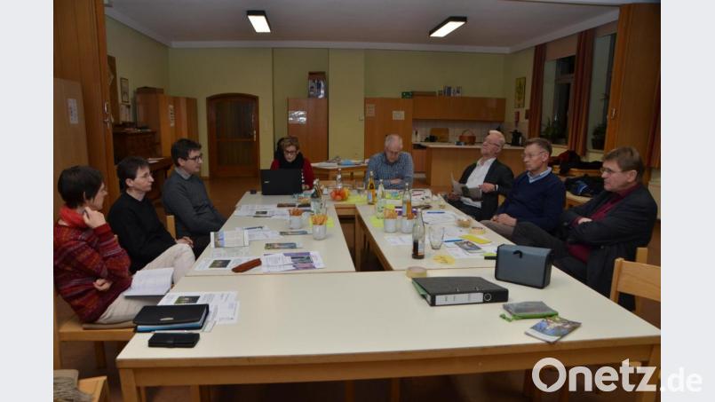 Die Verantwortlichen der Schleife 9 auf dem Gebiet der Großgemeinde und des Flosser Amts treffen sich im evangelischen Gemeindehaus Vohenstrauß zu einem Austausch über den Simultankirchen-Radweg. Im Jahr 2024 steht das 900-jährige Jubiläum der Kirchenweihe der Simultankirche Altenstadt an. Bild: dob