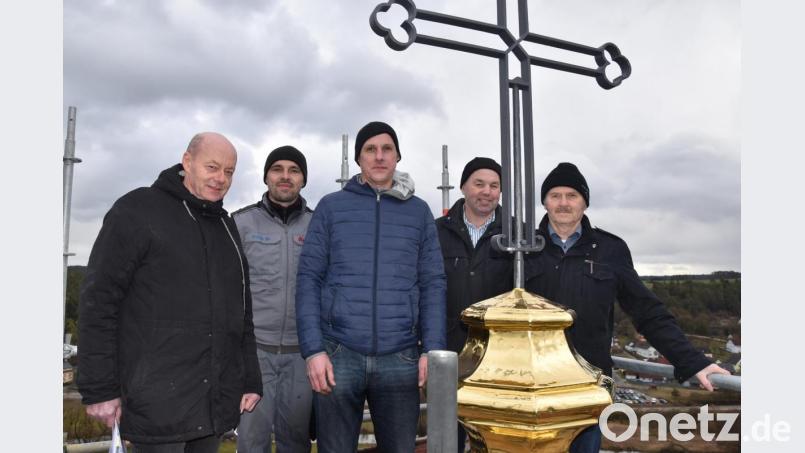 Das Foto zeigt Architekt Johann Ernst, Stefan Pröls von der Spengerlei Amann, Kirchenmalermeister Jürgen Hausner und die Kirchenverwaltungsmitglieder Peter Jell und Georg Edenharter. Bild: Gottfried Schubach