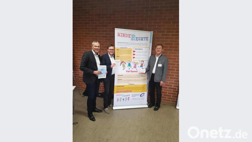 Sie präsentierten die Kinderrechte-Ausstellung: (von links) Kreisjugendring-Vorsitzender Jürgen Preisinger, Bezirksjugendringvorsitzender Philipp Seitz und Kulturreferent Richard Gaßner. Bild: Oskar Peter/exb