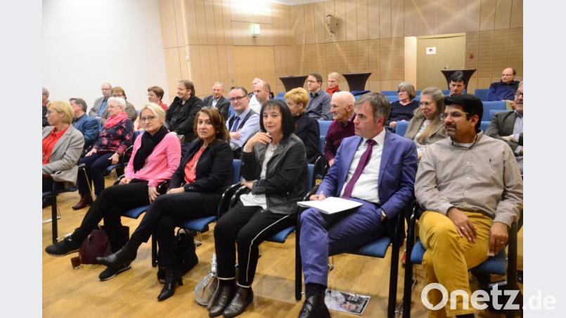 Der Münchener Kämmerer Christoph Frey (Zweiter von rechts) warnt vor einer Privatisierung der Krankenhauslandschaft. Gesundheitsversorgung sei oberstes Gebot einer Kommune. Bild: Kunz
