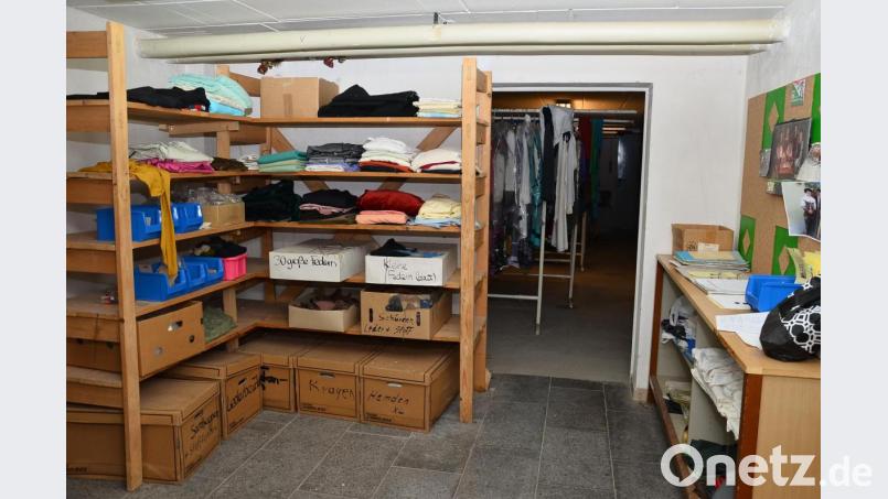 Insgesamt vier bis an die Decke vollbepackte Kellersäle beherbergen den gemeindeeigenen Kostümfundus, der nun zum Friedenfest 2021 eine breit angelegte Basis bilden wird. Bild: fjo