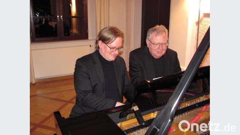 Zwei perfekte Meister zu vier Händen an einem Flügel beim Kammermusikkonzert im Harmoniesaal des alten Abtschlosses in Waldsassen: Markus Bellheim (links) und Edgar Krapp. Bild: Brückner