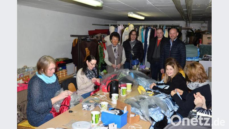 Dritter Bürgermeister Johannes Zeug, Marktrat Rudi Grundler junior, Festleiter Andreas Ringholz und Schneidermeisterin Christel Schmidt (stehend, von rechts) gaben den Startschuss für die Auftaktarbeiten zum Friedenfest im Jahr 2021. Bild: fjo