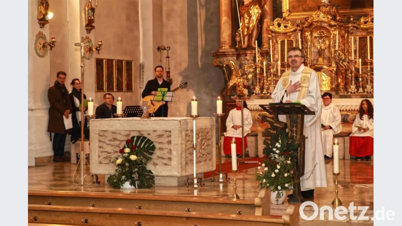 Pfarrer Martin Besold veranstaltete in der Mariä-Himmelfahrtskirche in Erbendorf einen Gottesdienst zum Valentinstag. Mit auf dem Bild das Ensemble des Kirchenchors. Bild: JOCHEN NEUMANN 
ERBENDORF