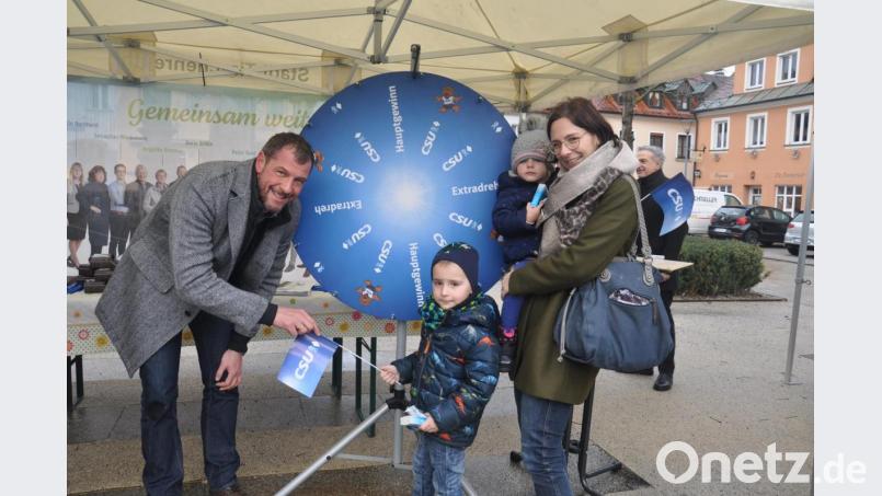 So macht Wahlkampf auch Linus und Greta Spaß, die mit Mama Stefanie Scharnagl am Freitag bei der CSU vorbeischauten. Der Dreh am Glücksrad wurde von Huberth Rosner mit CSU-Fähnchen und Gummibärchen belohnt. Bild: ws