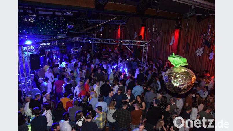 Durchkommen fast unmöglich! Während DJ Tom Glas auf der Bühne alle Register zog, herrschte auf der Tanzfläche und im Saal dichtes Gedränge. Bild: fla