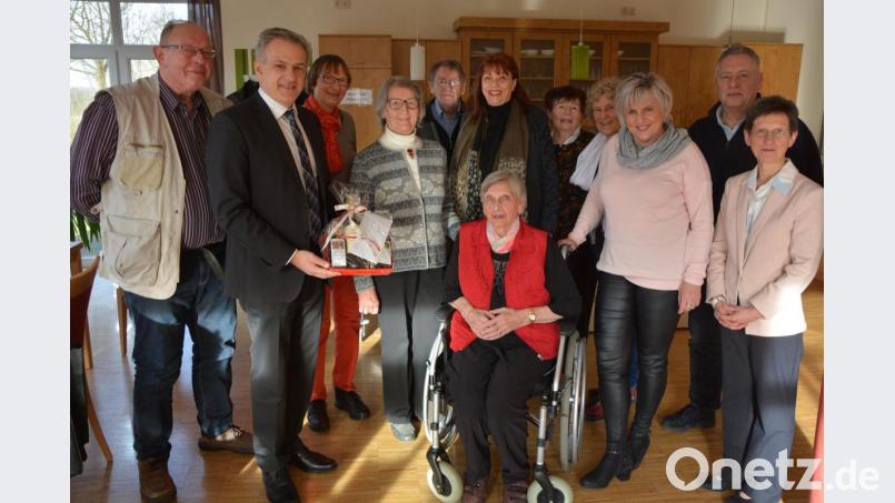 Elfriede Buchinger (vorne, Mitte) feierte am Samstag ihren 90. Geburtstag. Neben Verwandten und Freunden gratulierte auch Bürgermeister Roland Grillmeier (Zweiter von links). Bild: jr