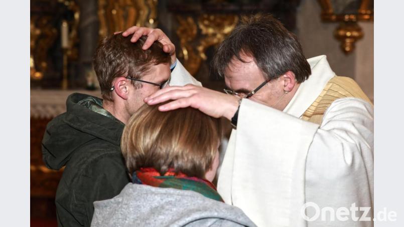 Pfarrer Martin Besold veranstaltete in der Mariä-Himmelfahrtskirche in Erbendorf einen Gottesdienst zum Valentinstag. Dabei segnete er die anwesenden Paare. Bild: JOCHEN NEUMANN 
ERBENDORF