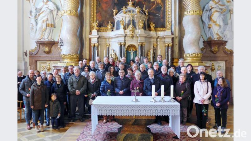 Die Ehejubilare mit Pfarrer Markus Flasinski und Diakon Franz-Josef Reck (hinten, rechts) vor dem Hochaltar. Bild: Ernst Schalanda/exb