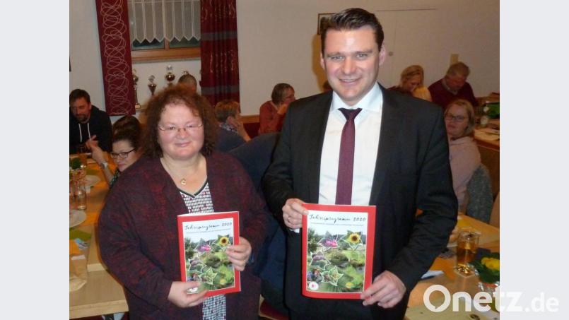 Heidi Schmid, Leiterin des Kreisgartenamtes stellte zusammen mit Landrat Thomas Ebeling das Programm 2020 beim Gebietstreffen der Gartenbauvereinsvorstände vor. Bild: Portner