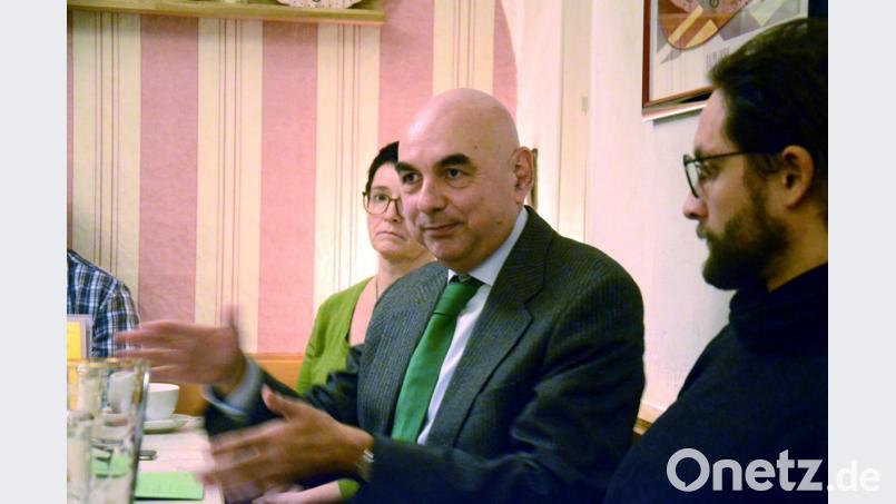 Jürgen Mistol erklärt den Umverteilungsschlüssel der bayerischen Steuergelder für die Kommunen, zu denen auch die Bezirke zählen. Bild: Kunz