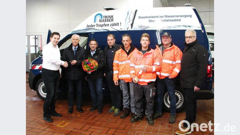 Fahrzeugübergabe im Autohaus Brucker: (von links) Michael Brucker, WZV-Vorsitzender Peter König, Geschäftsführer Thomas Prechtl, Raffael Kohlhofer vom Autohaus Brucker, Michael Prechtl, Tobias Nickl, Bernhard Schmidt und Wassermeister Gerhard Daubner. Bild: ld