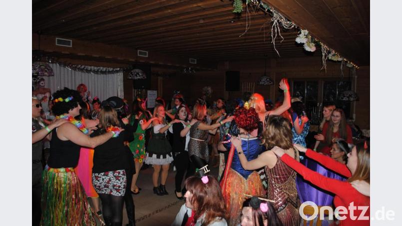 Polonaise durch den Saal. Bild: gag