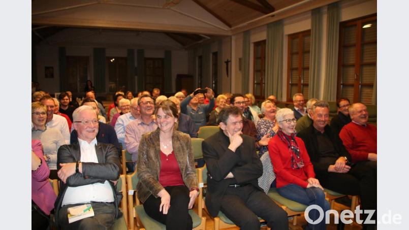 Rund 100 Besucher waren im katholischen Pfarrsaal Bild: doa