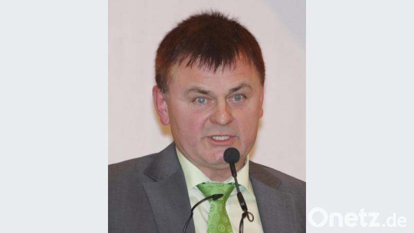 Der 1. Vorsitzende Ulrich Kummer stellte die Probleme dar, die heute von einer realitätsfremden Vorstellung von bäuerlicher Landwirtschaft von Seiten der Bevölkerung geprägt werden. Bild: mfh