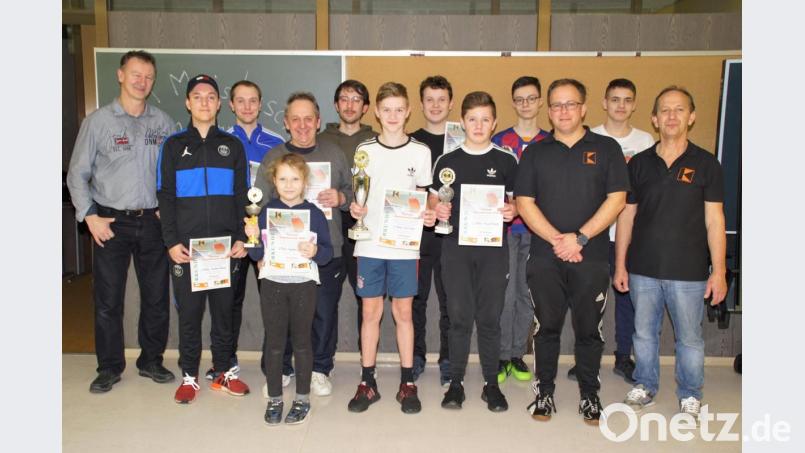 Beim Tischtennis-Turnier der KF erhielten die Sieger Pokale, Urkunden und Preise. Mit im Bild Vorsitzender Hans Herrmann und Mathias Friese (vordere Reihe von rechts) sowie Turnierleiter Karlheinz Petschler (links). Bild: mmj