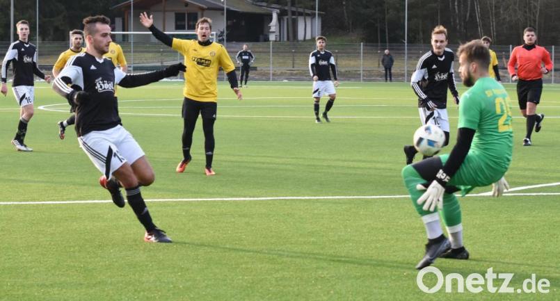 Der einzige Lichtblick für den SV Mitterteich im Vorbereitungsspiel gegen den SV Poppenreuth: In der 24. Minute schoss Daniel Lauterbach frei vor Torwart Dominik Bejdak zum zwischenzeitlichen 1:1 ein. Am Ende kassierte der Landesligist gegen den Bezirksliga-Vertreter eine peinliche 1:5-Pleite. Bild: gb