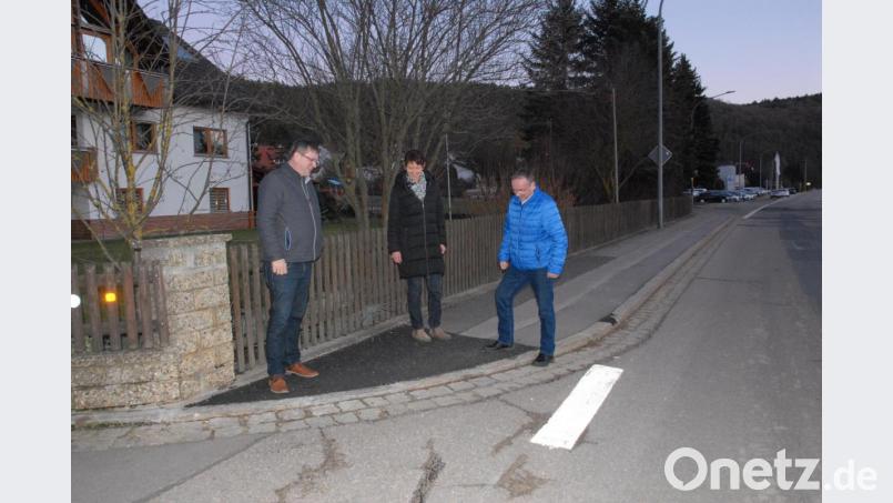 Viel ist schon geschehen in Punkto Barrierefreiheit, so in der Kallmünzer Straße, wo der Bordsteil abgesenkt wurde. Bild: pop