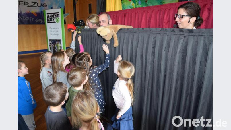Nach dem Spiel auf Tuchfühlung: Wuschl und Hexe bekommen Streicheleinheiten von den Kindern. Bild: fz
