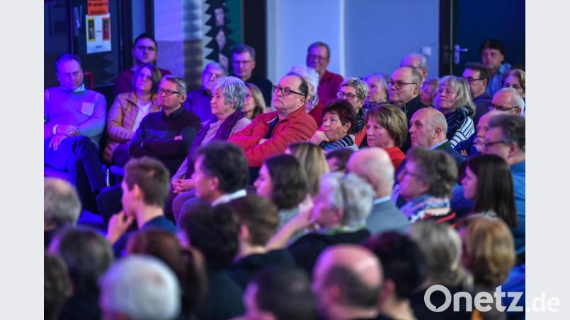 Über 400 interessierte Bürger verfolgen am Samstagabend die Podiumsdiskussion. Bild: Miedl/fph