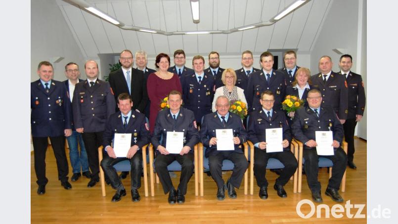 Das Feuerwehr-Ehrenzeichen in Gold und Silber gab es für Stefan Eiberweiser , Bürgermeister Ernst Schicketanz, Vorsitzendem Wolfgang Müller, Markus Schmidhuber und Artur Richtmann (sitzend von links). Außerdem gab es einige Beförderungen. Bild: sm