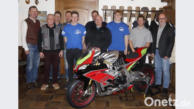 Vorstand und Jubilare des AMC Sulzbach-Rosenberg: Von links Ralf Dittrich, Roger Terme (Jubilar), Jürgen Leisel, Marco Hajek, Sven Moser, Markus Fadenhauer, Markus Aures (Jubilar), Philipp Klughardt, Gerd Mandel und Robert Pirner. Bild: mfh