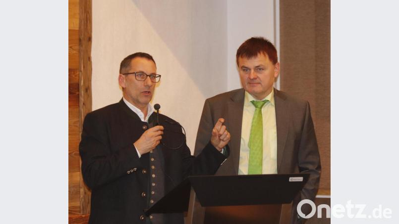 Darin sind sich Ulrich Kummer, der Vorsitzende des Maschinen- und Betriebshilfsring Amberg-Sulzbach e.V, und Meinrad Wimmer von der Baywa einig: Der Bauer ist heute Klimawirt. Bild: mfh