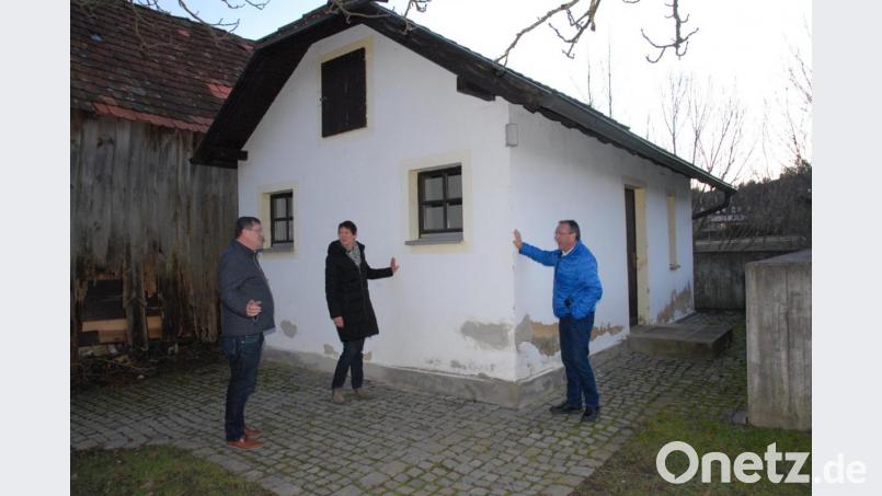 Hier könnte ein weiteres Projekt für Inklusion und Barrierefreiheit entstehen. Nach der Fertigstellung wird das kleine Gebäude im Rathausumfeld nicht mehr benötigt. Es könnte ein barrierefreies und behindertengerechte Toilettenanlage entstehen. Die beiden Inklusionsbeauftragten Michaela Meyer und Karl Bauer nahmen das Gebäude zusammen mit Bürgermeister Peter Braun in Augenschein. Bild: pop