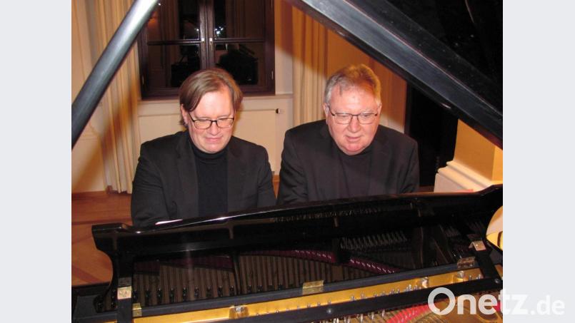 Zwei perfekte Meister zu vier Händen an einem Flügel beim Kammermusikkonzert im Harmoniesaal des alten Abtschlosses in Waldsassen: Markus Bellheim (links) und Edgar Krapp. Bild: Brückner