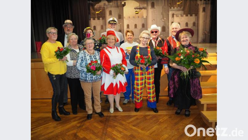 Verdiente Altenclub-Mitstreiter werden geehrt. Bild: knu