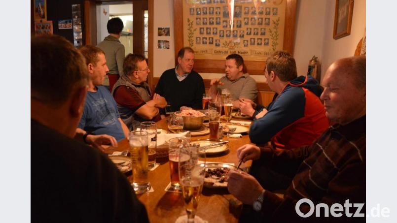 Schlachtschüssel in mehreren Gängen – am Kopf des Stammtischs die Gäste: Von links Zweiter Bürgermeister Fabian Bräutigam, Hausherr Metzgermeister Rainer Mayer, Markus Kerstupeit, Vater Heinz Kerstupeit, Wango Wagner. Bild: glb
