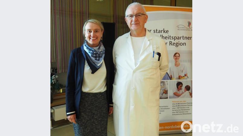 Die Medizinische Direktorin Michaela Hutzler stellt den Referenten Chefarzt Professor Karl-Heinz Dietl vor. Bild: Bühner