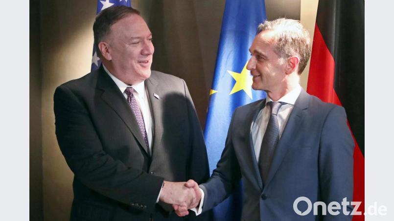 US-Außenminister Mike Pompeo (links) und sein deutscher Amtskollege Heiko Maas begrüßen sich sich bei einem bilateralen Treffen im Rahmen der Münchner Sicherheitskonferenz. Bild: Michael Dalder/Reuters Pool /dpaa