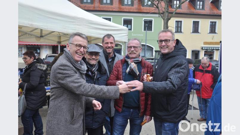 So wird Wahlkampf gleich eine Spur entspannter: Den Besuchern konnte Bürgermeister Franz Stahl auch einen Schluck Zoigl anbieten. Bild: ws