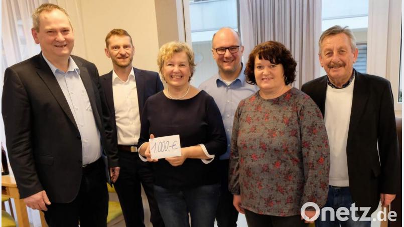 Dank Bertls legendärer Karpfen kann die Massenrichter CSU an Birgit Seidl, die Leiterin der Solitären Tagespflege eine 1000-Euro-Spende übergeben (von links): die CSU-Ortsvorsitzender Josef Luber (Massenricht) und Christian Gnan (Ehenfeld), Tagespflege-Leiterin Birgit Seidl, der Vize der CSU Massenricht Dieter Kohl, Martina Schiffl und Vorsitzender Werner Schulz vom Förderkreis Altenhilfe. Bild: u
