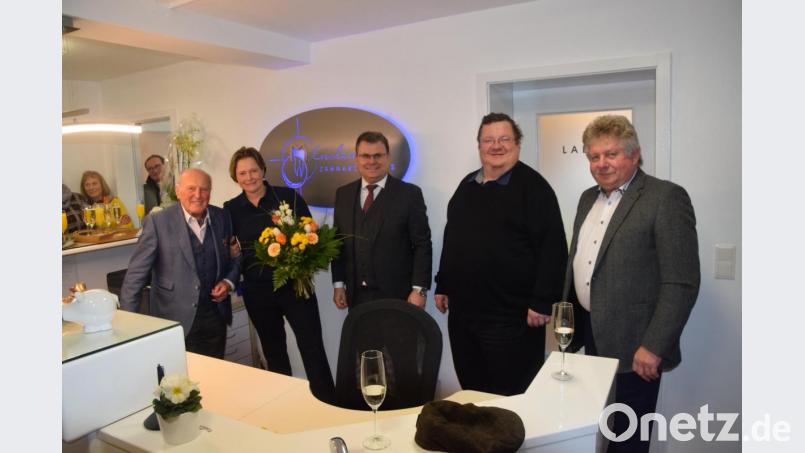 Zahnärztin Marina Enslein verwirklicht sich ihren Traum: eine neue Praxis. Mit dabei: Hausherr Dr. Karl Perzl (links) sowie (von rechts) zweiter Bürgermeister Erich Sperber, Pfarrer Hubert Bartel und Bürgermeister Karlheinz Budnik. Bild: fz