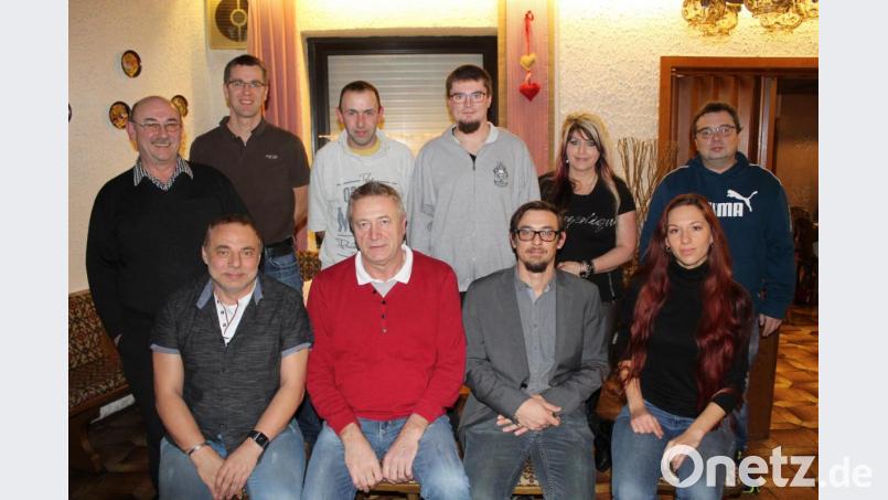 Auf dem Bild ist der neue Vorstand des Ebnather Gewerbevereins zu sehen: (sitzend von links) Uwe Kern, Vorsitzender Eberhard Söllner, Stellvertreter Marco Kellner, Elisa Fuchs und stehend (von links) Egid Kellner, Tobias Göhl, Benjamin Becher, Stefan Wartinger, Alexandra Kern, Michael Schinner. Bild: soj