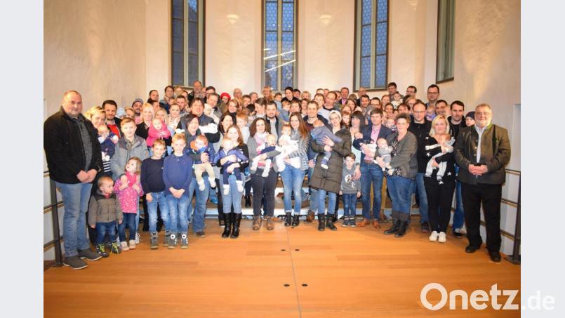 Bürgermeister Armin Schärtl (rechts) freute sich, dass wieder so viele Eltern der Einladung der Stadt gefolgt sind. An 36 Buben und 33 Mädchen konnte er die "Storchenprämie" in der Spitalkirche übergeben. Bild: bnr