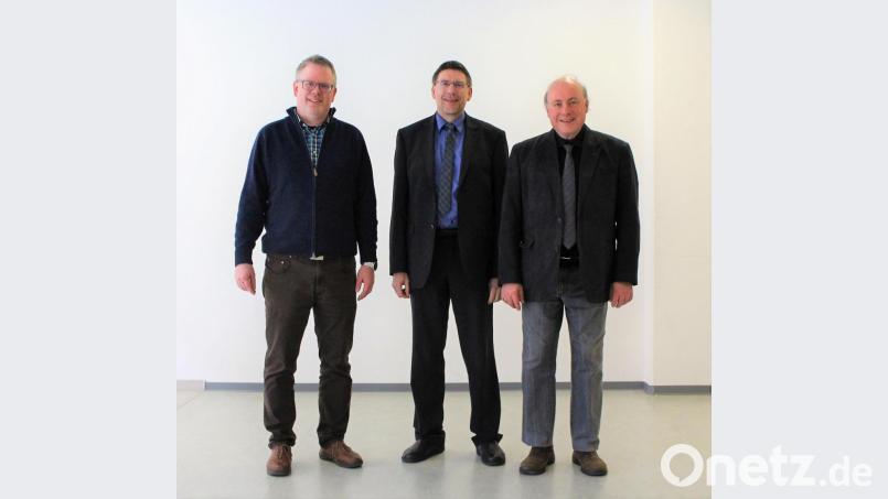 Oberstudienrat Sascha Häcker, Koordinator für berufliche Orientierung (links), und Schulleiter Oberstudiendirektor Georg Hecht (recht) dankten Helmut Wahl für seine Ausführungen. Bild: Stiftland-Gymnasium/exb