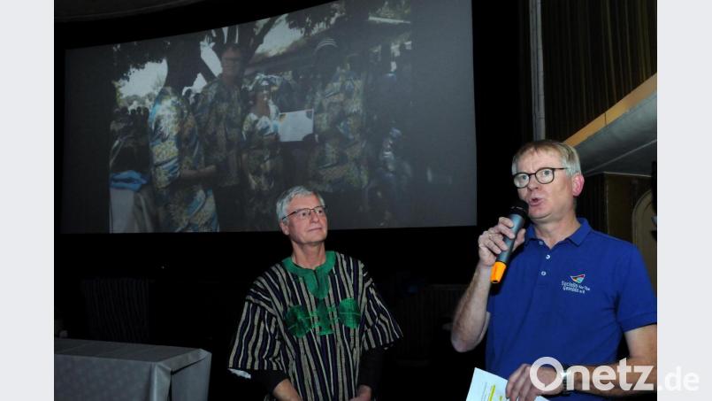 Die Vereinsvorsitzenden Ulrich Siebenbürger (links, Projekthilfe Dr. Luppa) und Thomas März-Kronfeld (Socialis for The Gambia) sprachen vor der Filmvorführung über ihre Arbeit. Bild: Stephan Huber