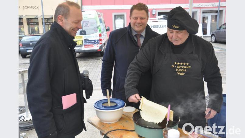 Nicht immer sind im Wahlkampf Worte wichtig. Peter Gold (rechts) hatte mit seinen Crêpes ebenfalls gute Argumente. Die kamen auch bei OTV-Moderator Thomas Bärthlein (links) und Stefan Grillmeier, CSU-Bürgermeisterkandidat aus Mitterteich, gut an. Bild: ws
