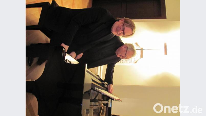 Zwei perfekte Meister zu vier Händen an einem Flügel beim Kammermusikkonzert im Harmoniesaal des alten Abtschlosses in Waldsassen: Markus Bellheim (links) und Edgar Krapp. Bild: Brückner