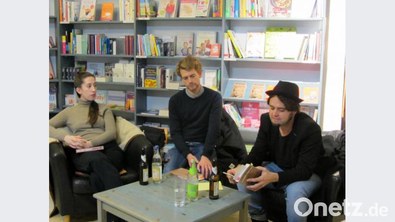 Herausgeber Alexander Carstiuc, Mitübersetzer Jonas Empen und Lektorin Janina Reichmann (von rechts) lasen abwechselnd aus Léon Poliakovs &quot;Memoiren eines Davongekommenen&quot;. Bild: aks