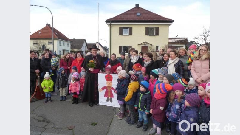 Bischof Rudolf Voderholzer freut sich über den fröhlichen Empfang. Bild: bk