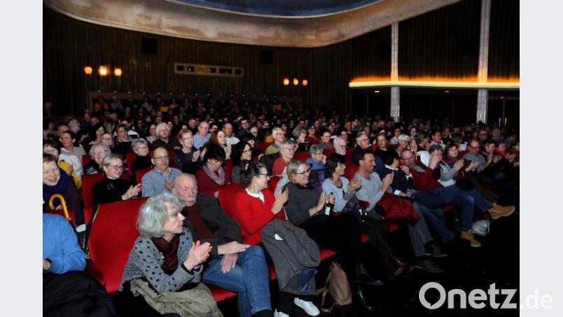 Applaus für die Projekthilfe Dr. Luppa und Socialis for The Gambia: Die beiden Vereine sorgen mit ihrem Afrikanischen Kinoabend im Ring-Theater für Begeisterung beim Publikum. Bild: Stephan Huber