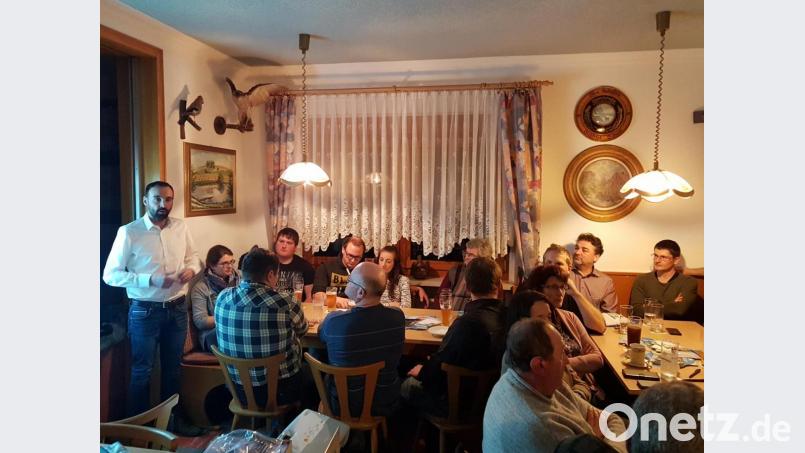 Die CSU-Kandidaten um ein Gemeinderatsmandat sowie Bürgermeisterkandidat Armin Bulenda (links) standen Rede und Antwort. Bild: gi