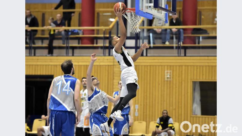 Nabil Derman,. einer der Amberger Nachwuchsbasketballer, mit Zug zum Korb. Bild: Hubert Ziegler