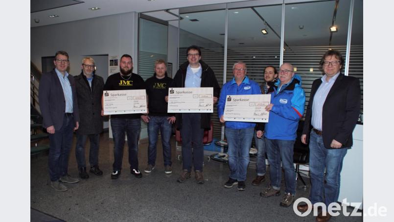 Im Verwaltungsgebäude von Irlbacher Blickpunkt Glas übergaben die Geschäftsführer Stephan (links) und Günter Irlbacher (rechts) an Pfarrer Wolfgang Dietz (Mitte) für die Kirchenstiftung), Sepp Zwick (Zweiter von rechts) für den WSV und Sandro Petschler (Dritter von links) für den JMC mit symbolischen Schecks die Spenden. Bild: mmj