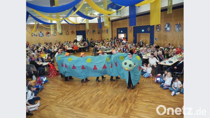 Die Raupe Nimmersatt bewegt sich durch den Saal. Bild: knu