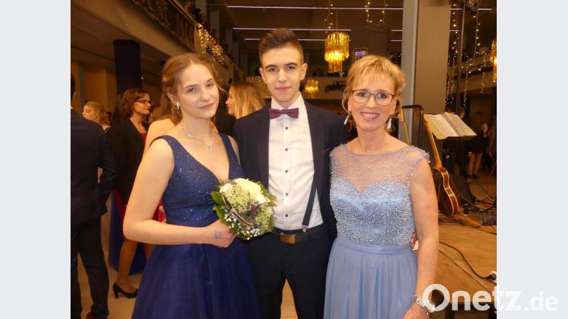 Die Schülersprecher Annalena Walter und Alessandro Andrigo danken Tanzlehrerin Claudia Höllriegl. Bild: rn